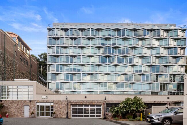 Building Photo - 100 Thompson Ln