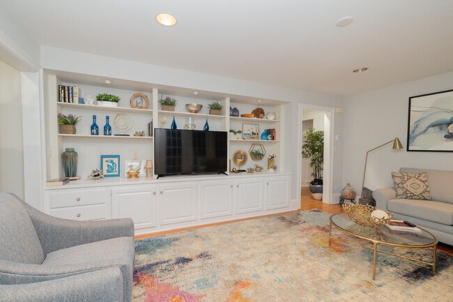 Building Photo - 944 Lakeview Dr