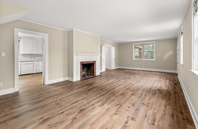 Building Photo - Harleston Village 3 Bed/2.5 Bath Gem Avail...