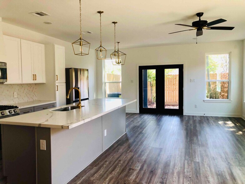 Building Photo - 5813 England St