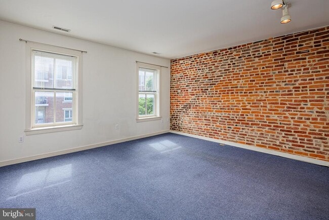 Building Photo - 906 S Charles St