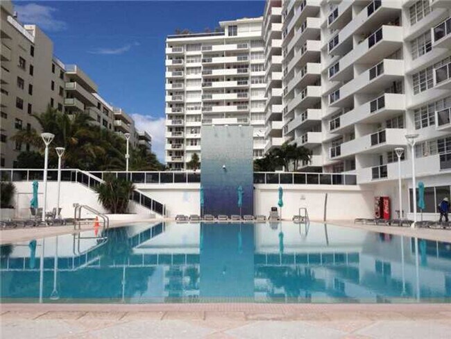 Building Photo - Amazing location: Close to Lincoln & the beaches: 1bed/1bath at the iconic Decoplage: available n...