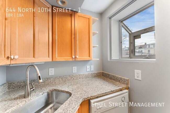 Building Photo - 644 N 10th St