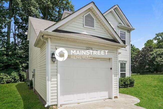 Building Photo - 3 Bedroom Pet-Friendly Home in Charlotte, NC with Main Street Renewal