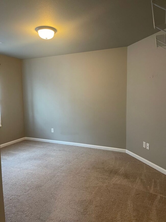 Building Photo - $500 off first months rent when moved in i...