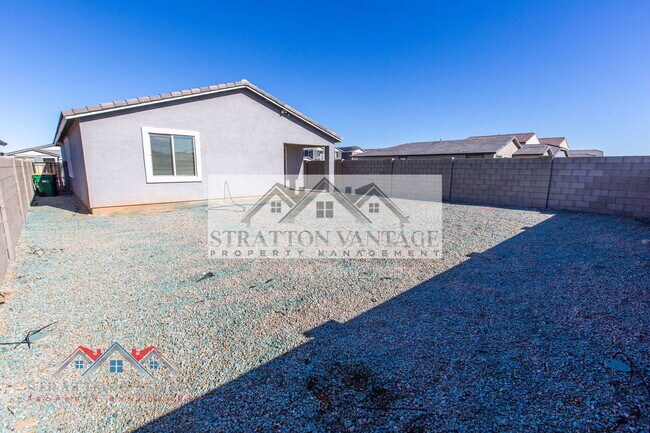 Building Photo - 36005 W San Clemente Ave