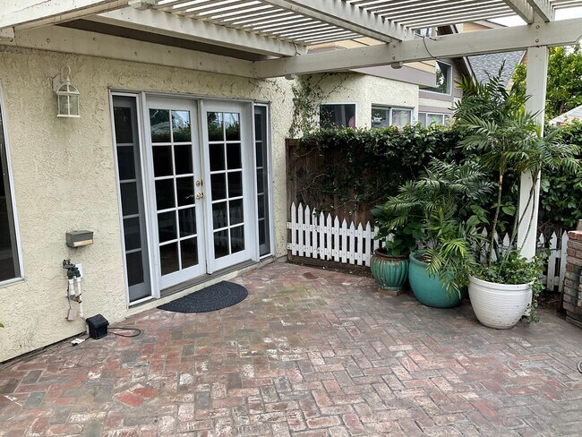 Building Photo - FOR LEASE 3 BEDROOM 2.5 BATH 2 Story Condo...