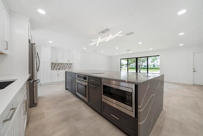 Building Photo - 11758 Banyan St
