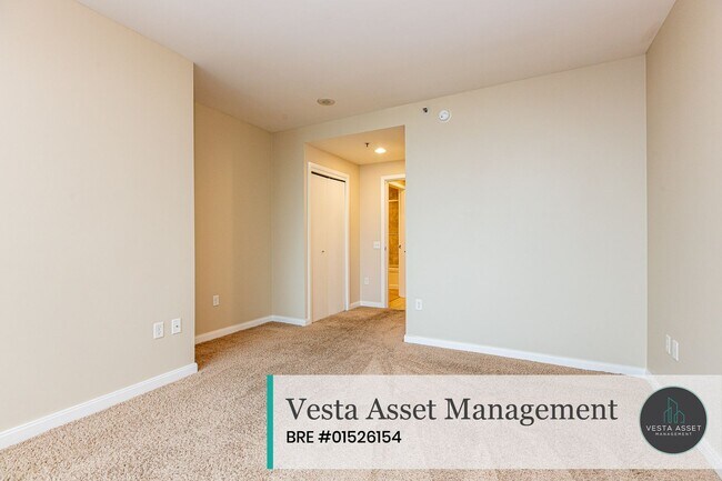 Building Photo - Luxurious High-Rise Living with Iconic San Francisco Views