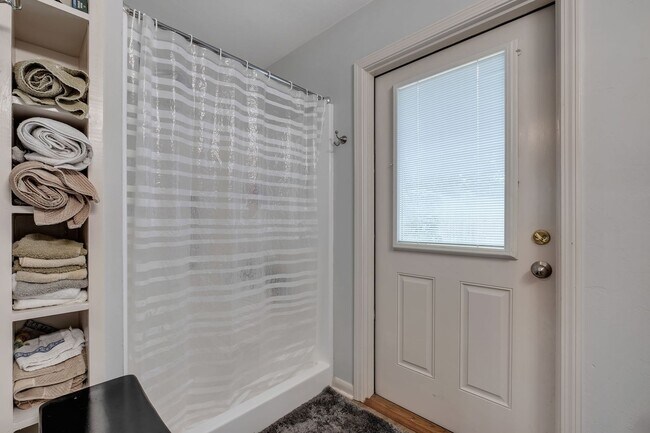 Building Photo - Old Town Furnished Studio Unit