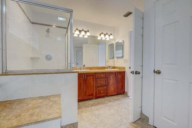 Building Photo - 10758 Lake Jasmine Dr