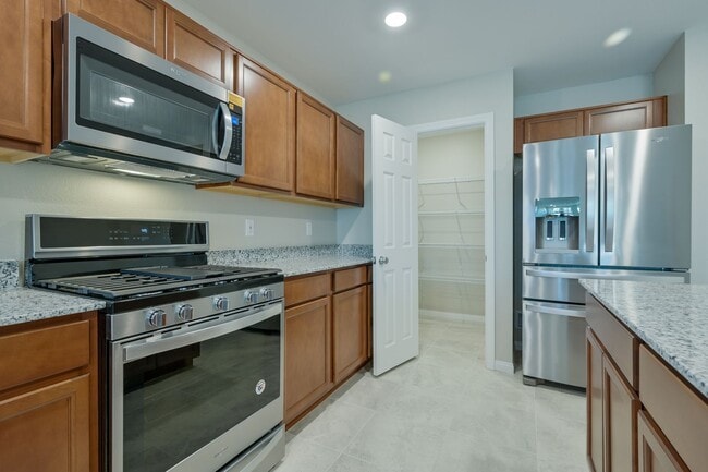 Building Photo - Mountains Edge!! Gated!!  4 bedrooms!! Primary Bedroom and bath down Stairs!! 2 Primary bedrooms!...