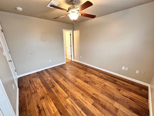Building Photo - 3 Bedroom 2 Bathroom with 2 Car Garage