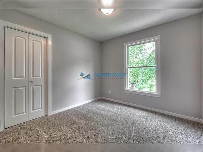 Building Photo - 4 bedrooms, 3 baths gorgeous Parkville home
