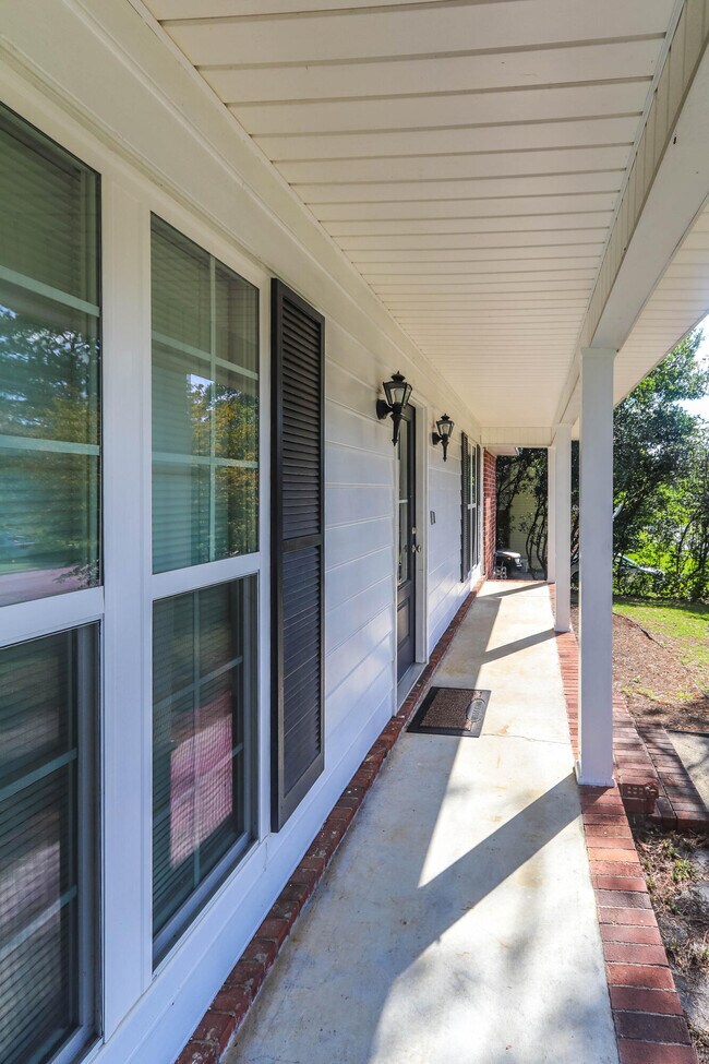 Building Photo - 913 N Willowick Dr