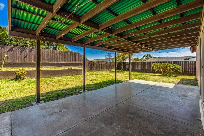 Building Photo - Beautiful Single Story In Great Location!!