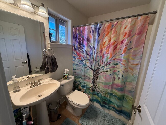 Building Photo - Beautiful 2 Bed/2.5 Bath Townhome on Bend's Westside - Shevlin Park Road