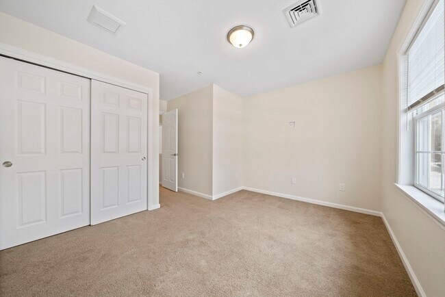 Building Photo - 285 Lake St