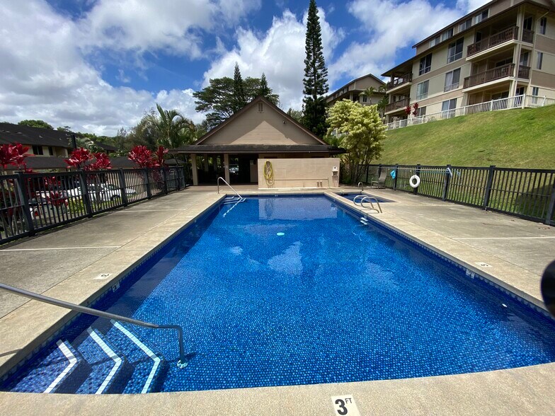 Nice pool area, there are more tables and chairs now - 95-976 Wikao St