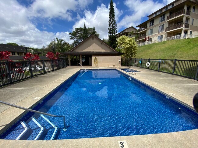 Nice pool area, there are more tables and chairs now - 95-976 Wikao St