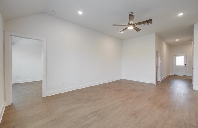 Building Photo - 8627 Pier Cove Dr