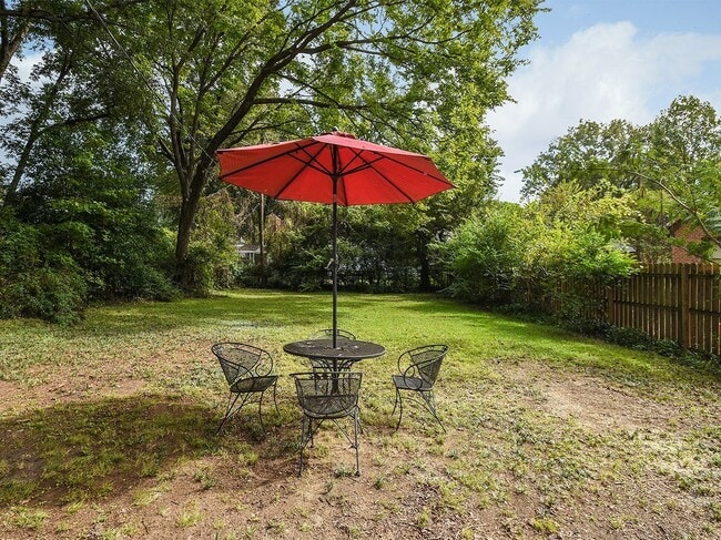 Building Photo - DARLING UPDATED 2 bed, 1 bath with updated appliances in HIGH POINT TERRACE