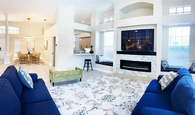 Building Photo - Rent a luxurious golf course lifestyle home in Sarasota, FL