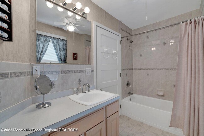 Building Photo - 683 Main Ave