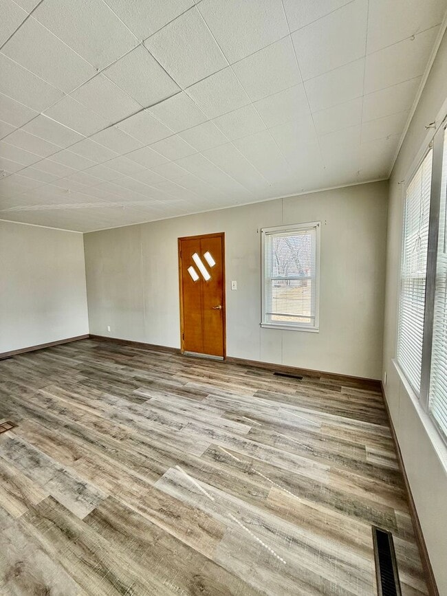Building Photo - Charming 2-Bedroom Home Near the Hospital – Pet Friendly!
