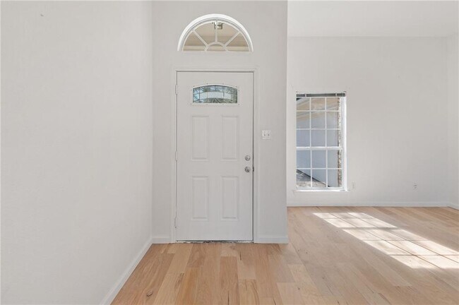 Building Photo - 2906 Greenlawn St
