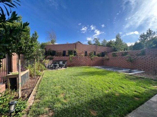 Building Photo - Very Spacious 6 bedroom home with amazing ...