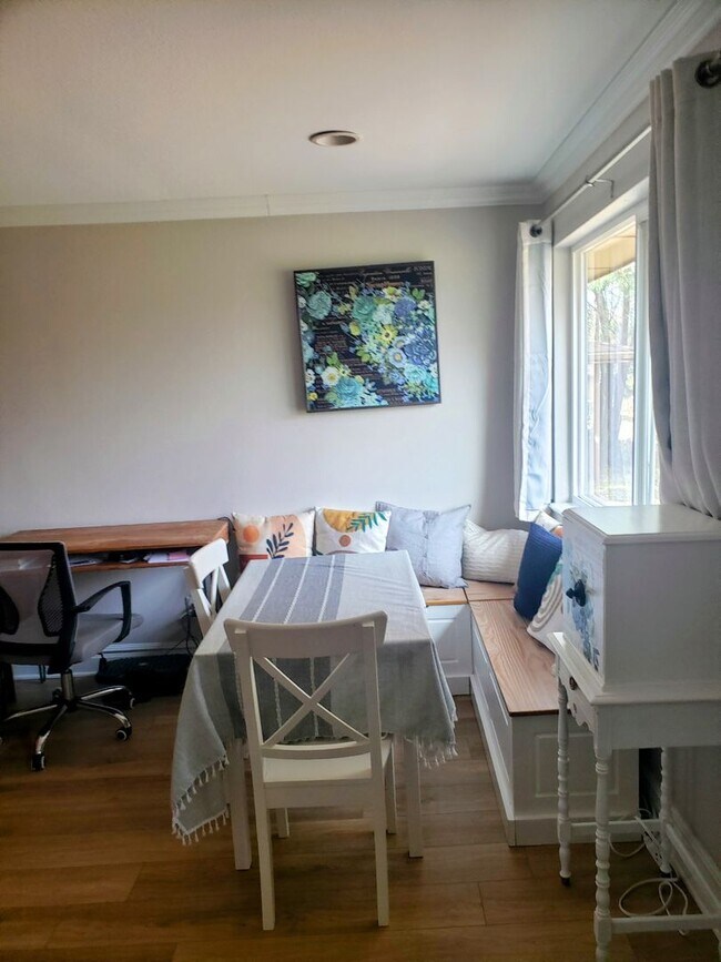 Building Photo - Stylishly Updated 2BR Townhome Near City Park Denver