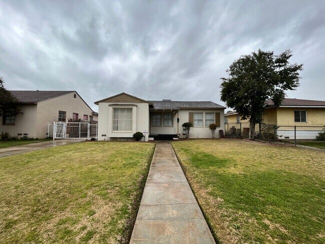 Building Photo - Centrally located 3-bedroom house