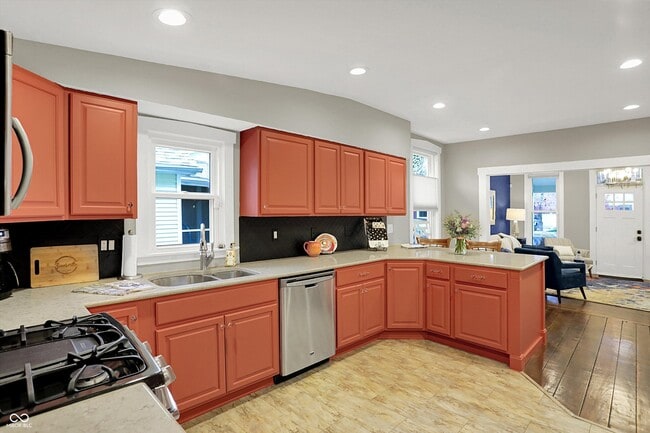 Building Photo - 140 N Main St