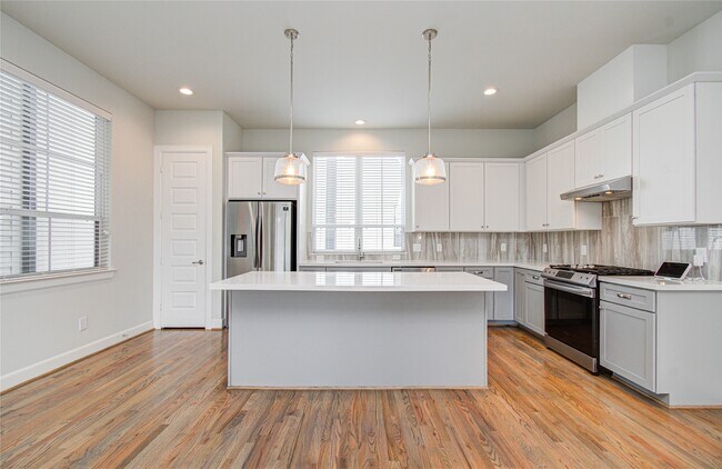 Building Photo - 2818 Grand Fountains Dr