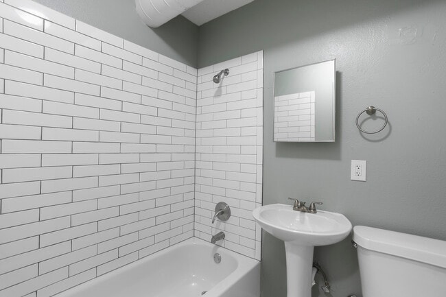 Building Photo - 722 W 37th St