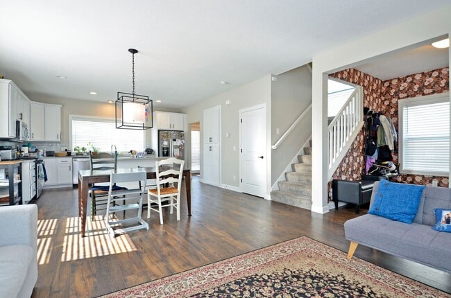 Building Photo - Beautiful 4-Bed 3-Bath Home in Minneapolis - Available 9/10!