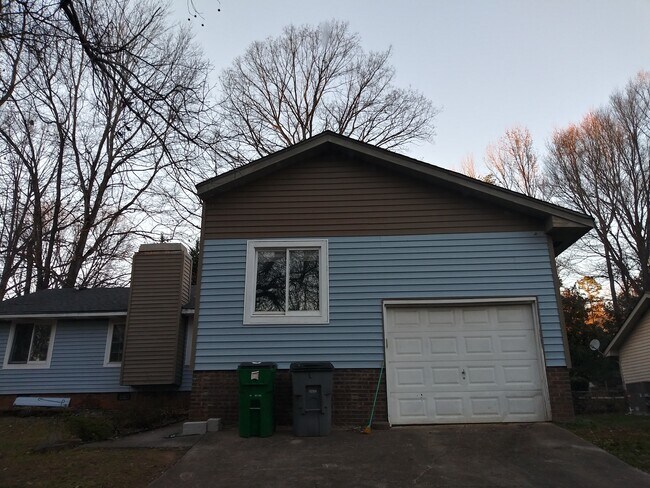 Building Photo - 1030 Pineborough Rd