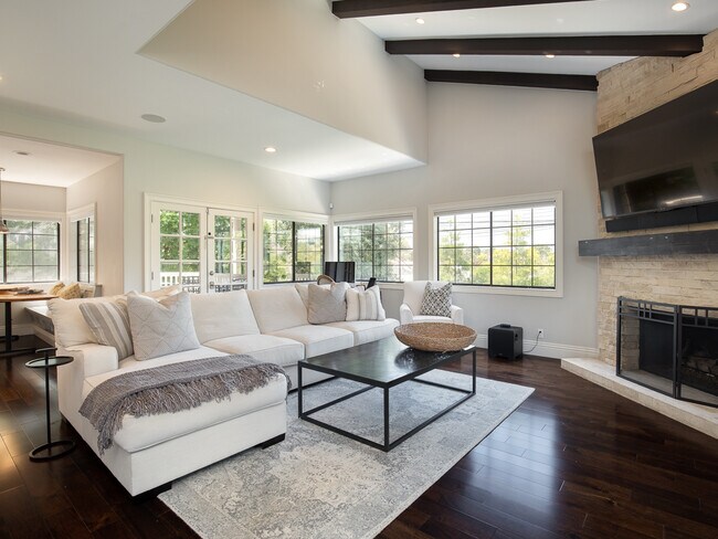 Building Photo - Exquisite Tree Section Home