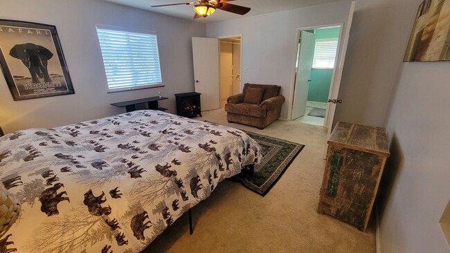 Building Photo - Attractive & Roomy 4 bedroom, 3 bath Pine ...