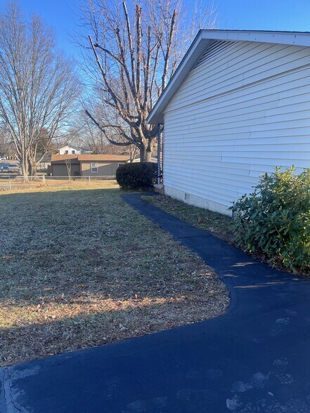 Building Photo - 6100 Belle Dr