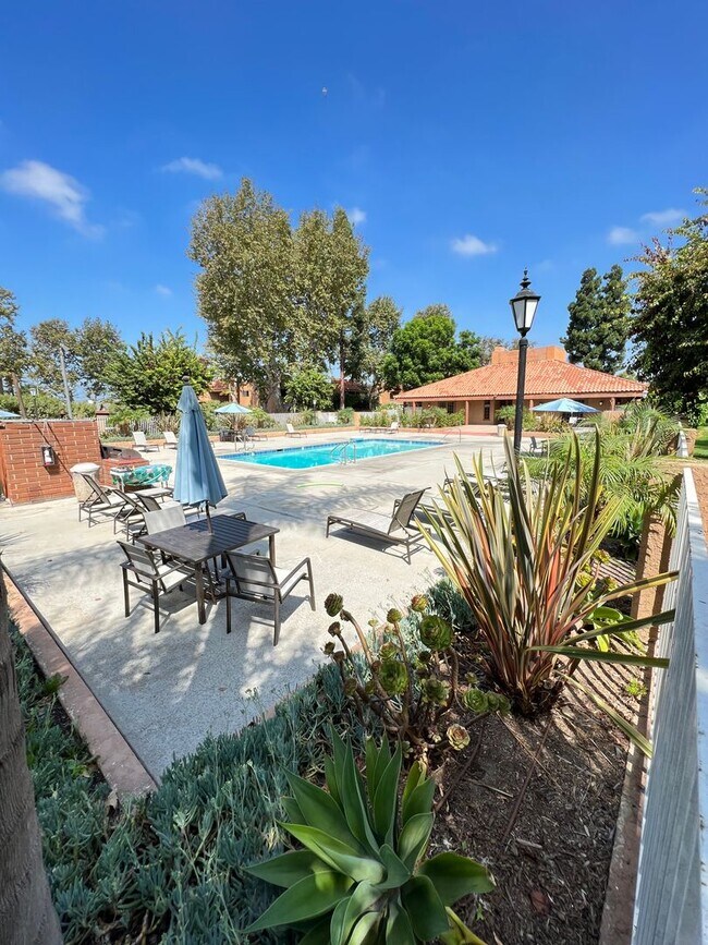 Building Photo - Amazing 1 Bedroom Huntington Beach Condo in Gated Community