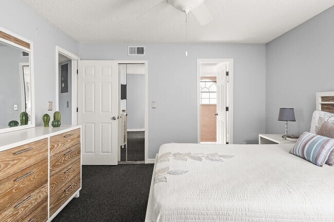 Building Photo - 5095 Siesta Lago Dr