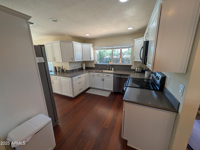 Building Photo - 4909 E Presidio Rd