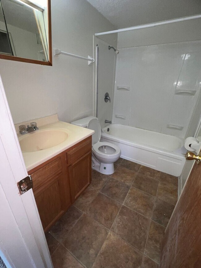 Building Photo - 2 Bedroom 1 Bath Balcony Apartment Available