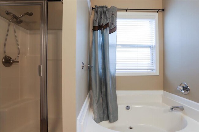 Building Photo - 2216 Worrall Hill Dr