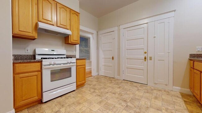 Building Photo - 464 8th Ave