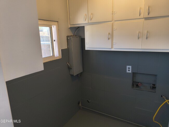 Building Photo - 714 N San Marcial St