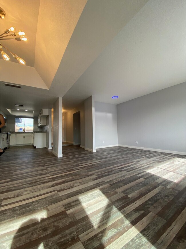 Building Photo - 4007 W Rue De Lamour Ave