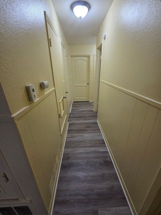 Building Photo - 4 bedroom 1.5 bathroom house!  HOUSING ACC...
